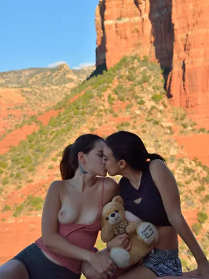 Friendly posing session quickly turns X-rated with these bisexua