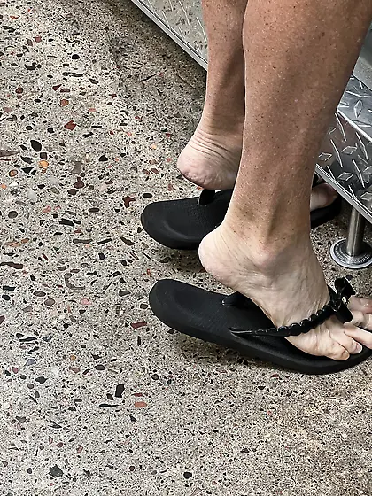Gilf feet at supermarket