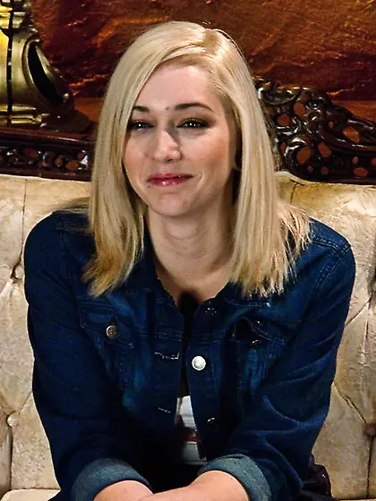 Blonde darling spreads legs