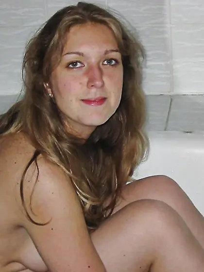 HOUSEWIFE... SEXY AND HOT