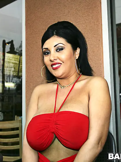 Sex with huge breasted latina milf Jaylene Rio makes dude totall