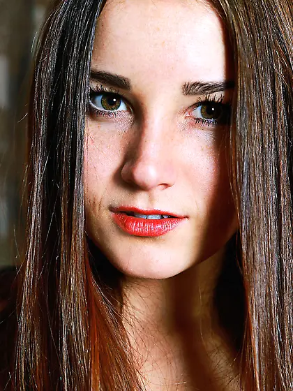 Dark-haired stunner in red decides to show off her beautiful pus