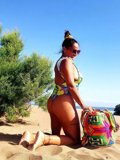 Milf hot cameltoe and ass (2)