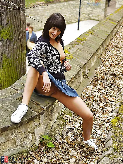 INEXPERIENCED CUTIE TEENAGER STRIPS ON THE STREET