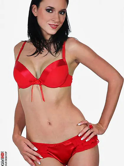 The slutty brunette chick Gwen A prefers to pose without her ero