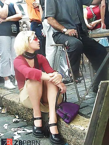 Sotto la gonna... la figa!