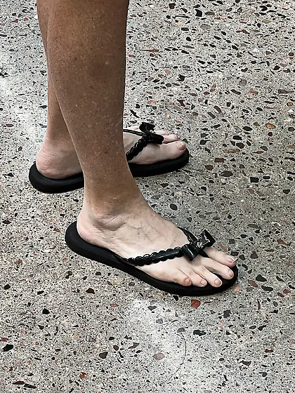 Gilf feet at supermarket