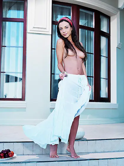 Adorable brunette chick Elle D shows us her legs, her eager slit