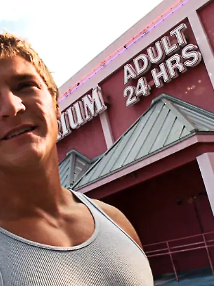 Muscular dude victim ungloryhole