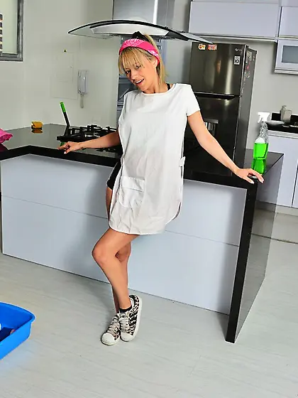 Appealing babe makes her toes curl up during hard fucking