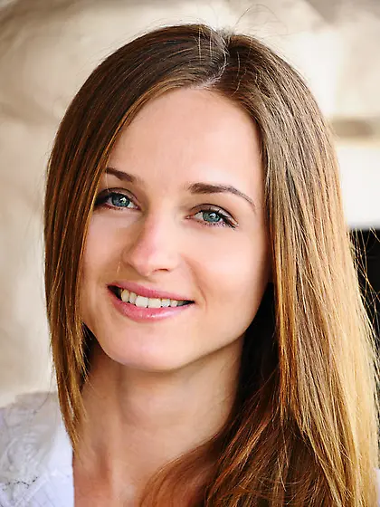 Sorority girl uncovers her delicious pussy...