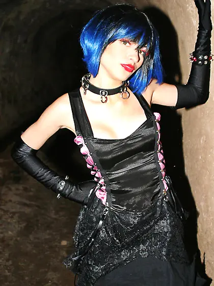 Kinky teen babe True Tere teases us wearing sexy black gothic dr