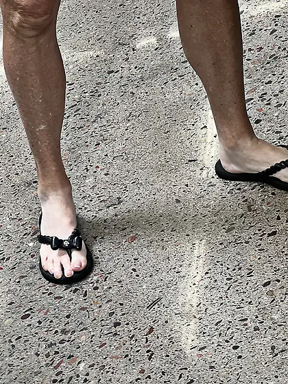Gilf feet at supermarket