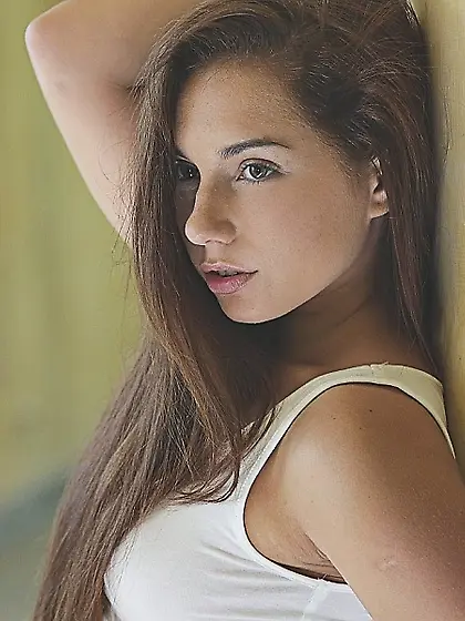 Naughty teenager Victoria Orman turning back to cam and sliding