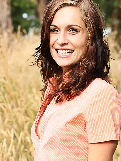 Gorgeous babe peels peach