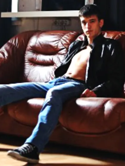 Brunette ashton perform close