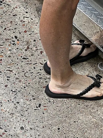 Gilf feet at supermarket