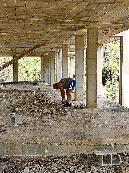 Babes share senior construction