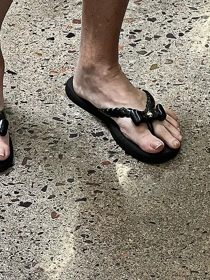 Gilf feet at supermarket