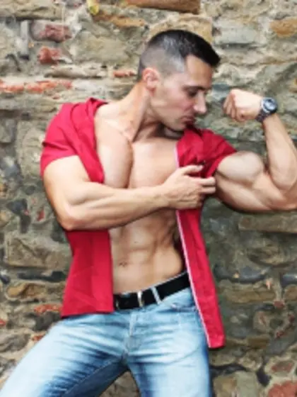 27 yo brunette Musclebeach.