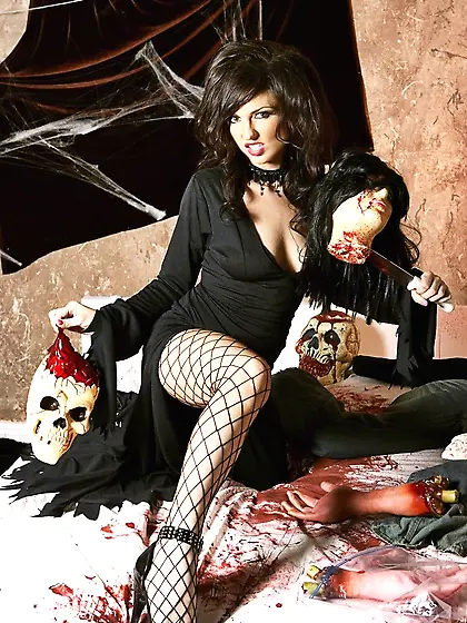 Salacious pornstar Franchezca Valentina behaves kinkily posing i