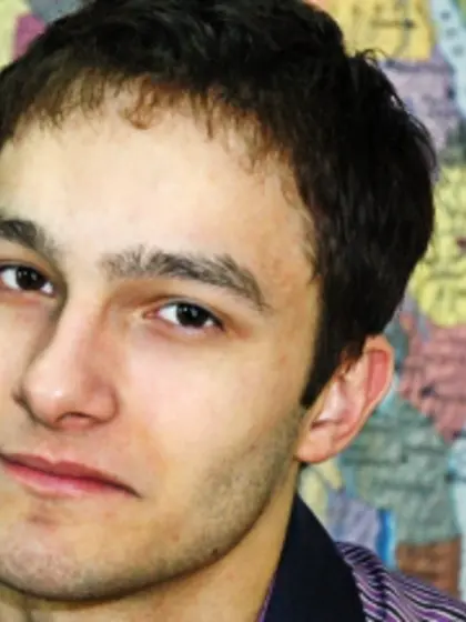 Brunette pariz perform close