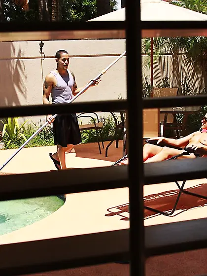 Crystal Ray strips all of her clothes for the camera and shows u