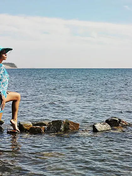 Blond-haired sex goddess wants to show her body by the water Vid