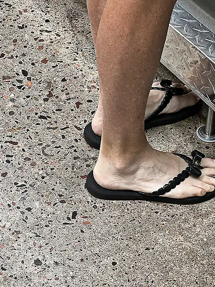 Gilf feet at supermarket