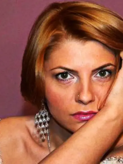 Blonde sara perform dancing