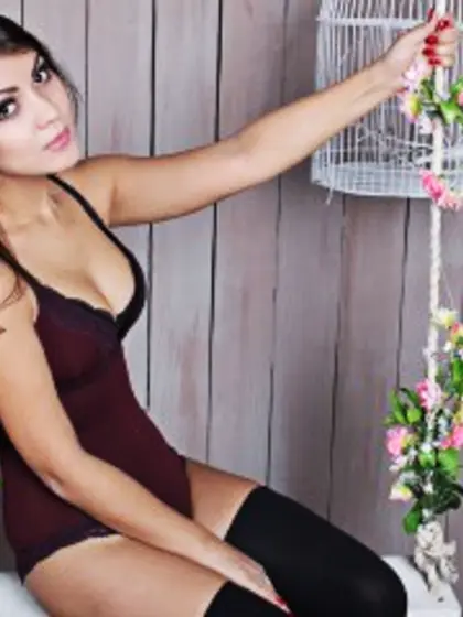 Brunette tianna perform cameltoe