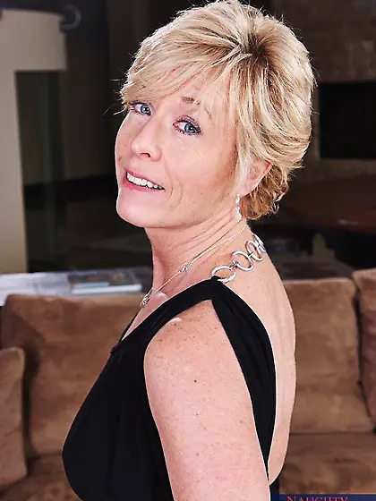 Short haired mature blonde Chanel Carrera with hot slim body get