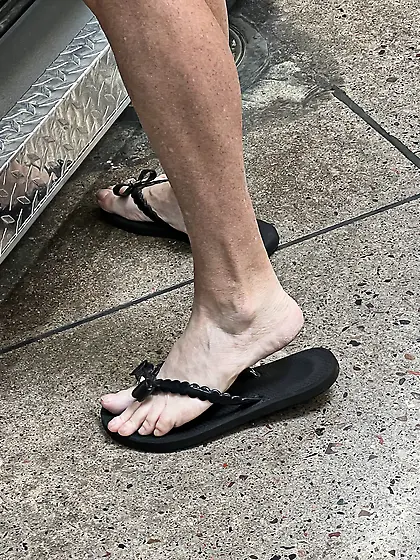 Gilf feet at supermarket