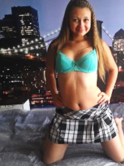 Brunette libertinekitty perform anal