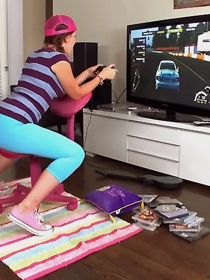 Lizzie Tucker lets him eat her ass and pussy while playing