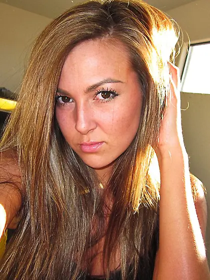 Teen girl Craving Carmen in jean shorts flashes her bald pussy a