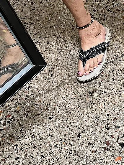 Gilf feet at supermarket