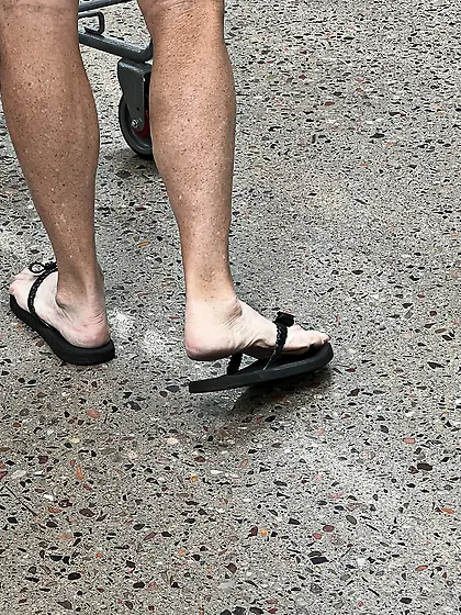 Gilf feet at supermarket