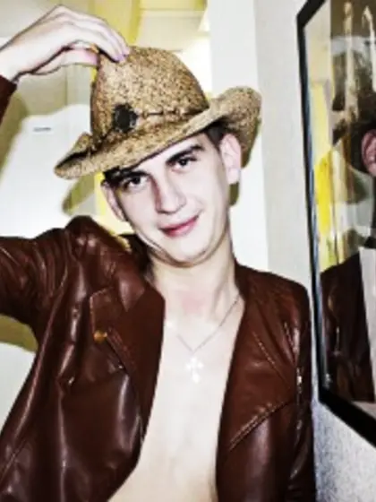 Brunette markel perform close