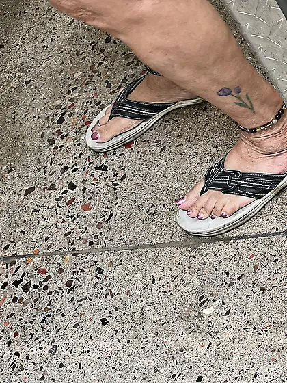Gilf feet at supermarket