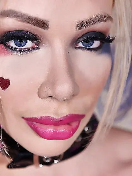 Chesty Harley Quinn spends time in jail by touching clit with fa