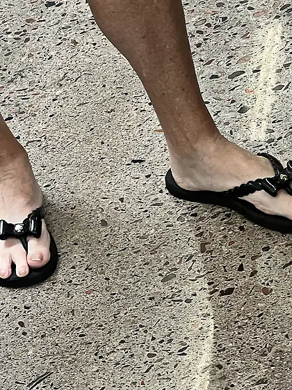 Gilf feet at supermarket
