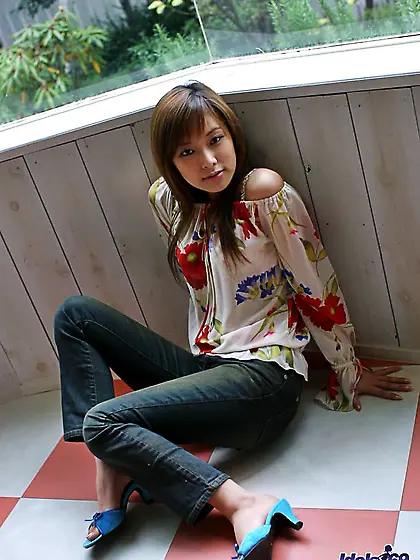 Slender sexy Asian babe Yua Idols is bending her flexible body i