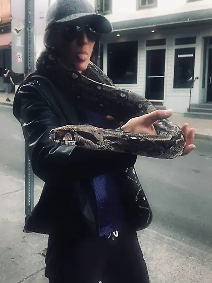 eat my pussy hang with me at air bnb I got ladies