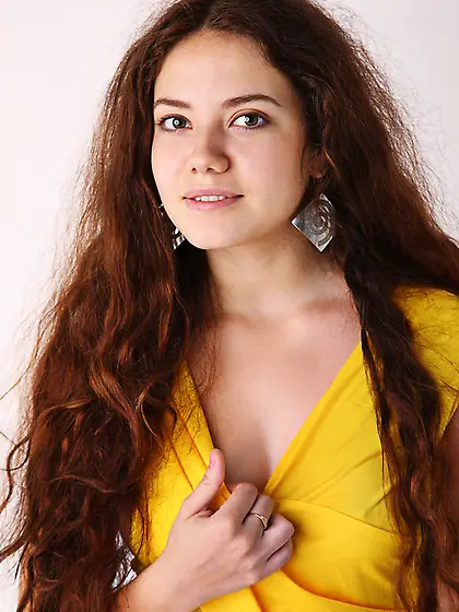 Adolescent girl poses naturel