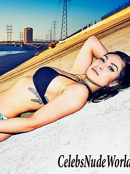 Sexy Photo of Cassie Steele