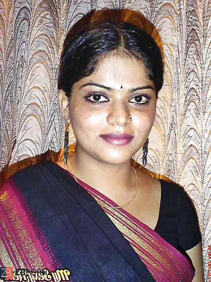 Neha nair in Ebony Saree bare photos