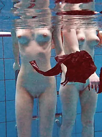 Simonna and Diana UnderWaterShow