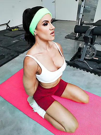 Sporty mature Penny Barber gets properly fucked in the gym