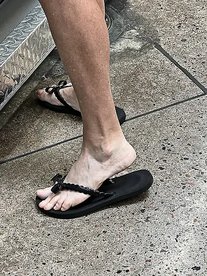 Gilf feet at supermarket